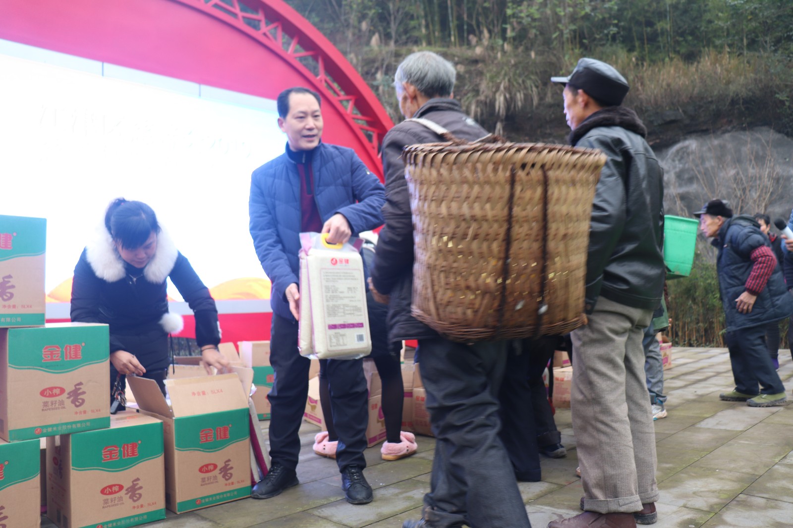 中山镇“慈善情情暖万家活动”现场2.JPG