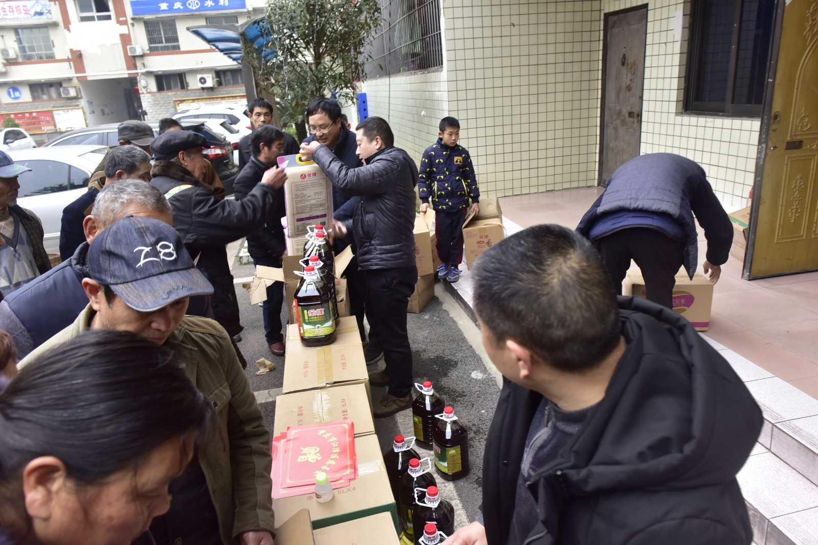 油溪镇“2019年慈善情暖万家活动”发放图片.jpg