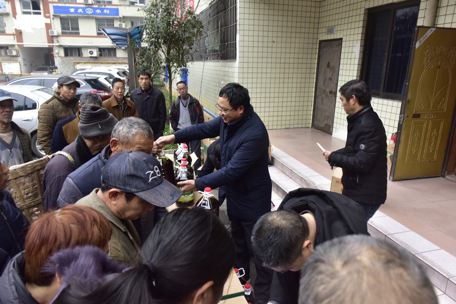 油溪镇“2019年慈善情暖万家活动”发放图片2.JPG