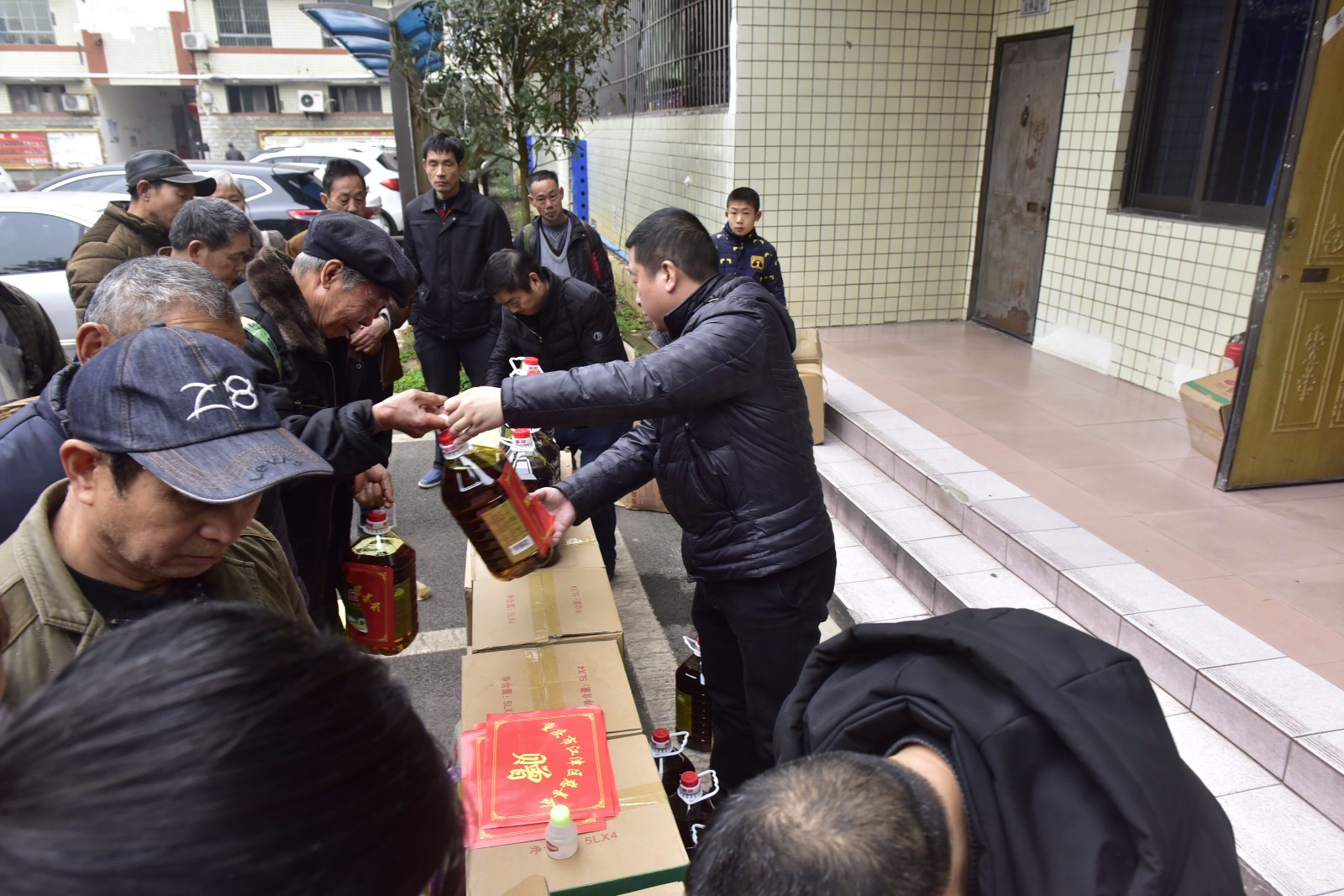 油溪镇“2019年慈善情暖万家活动”发放仪式1.jpg
