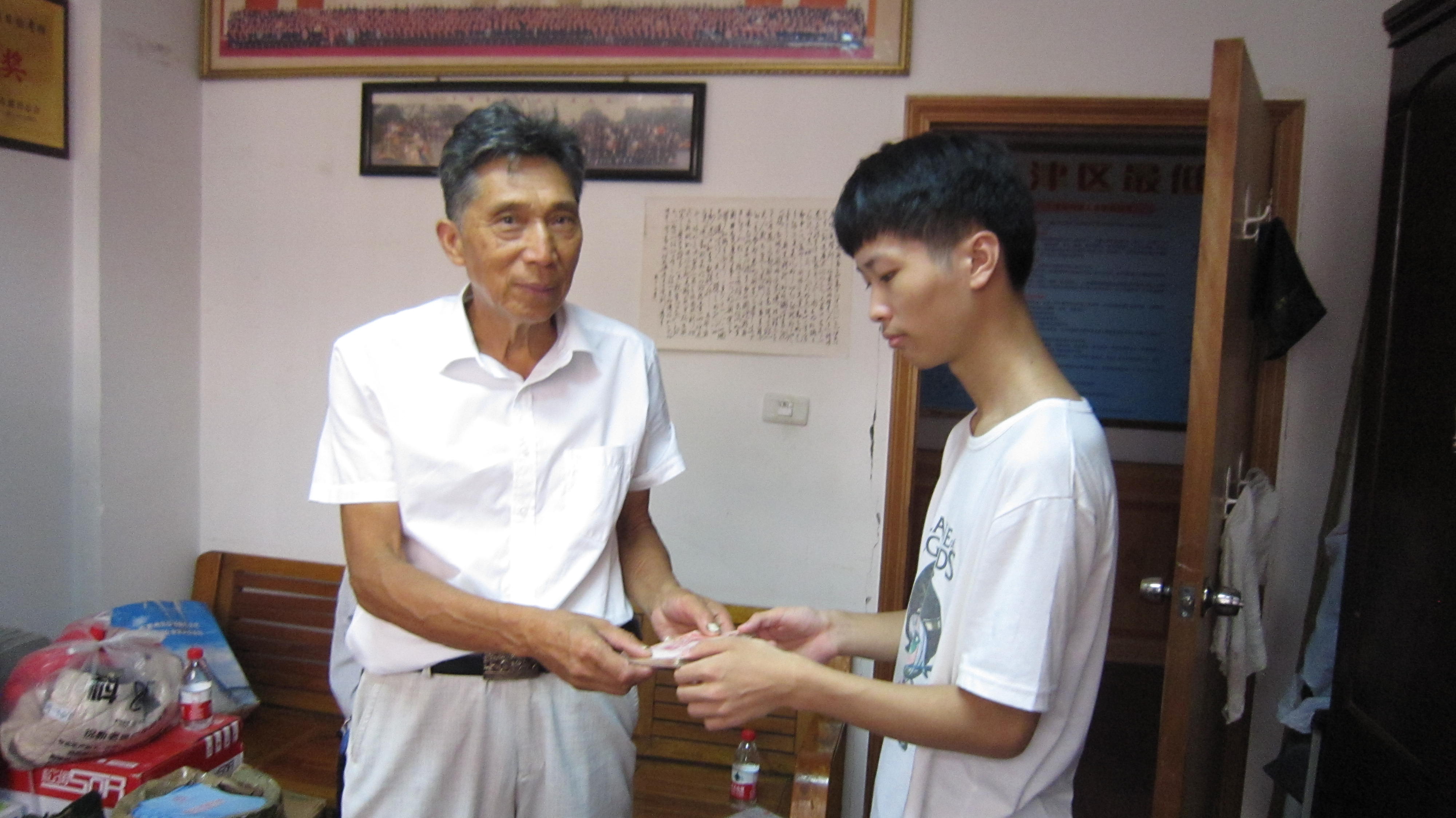 林吉贤资助刘志生.JPG