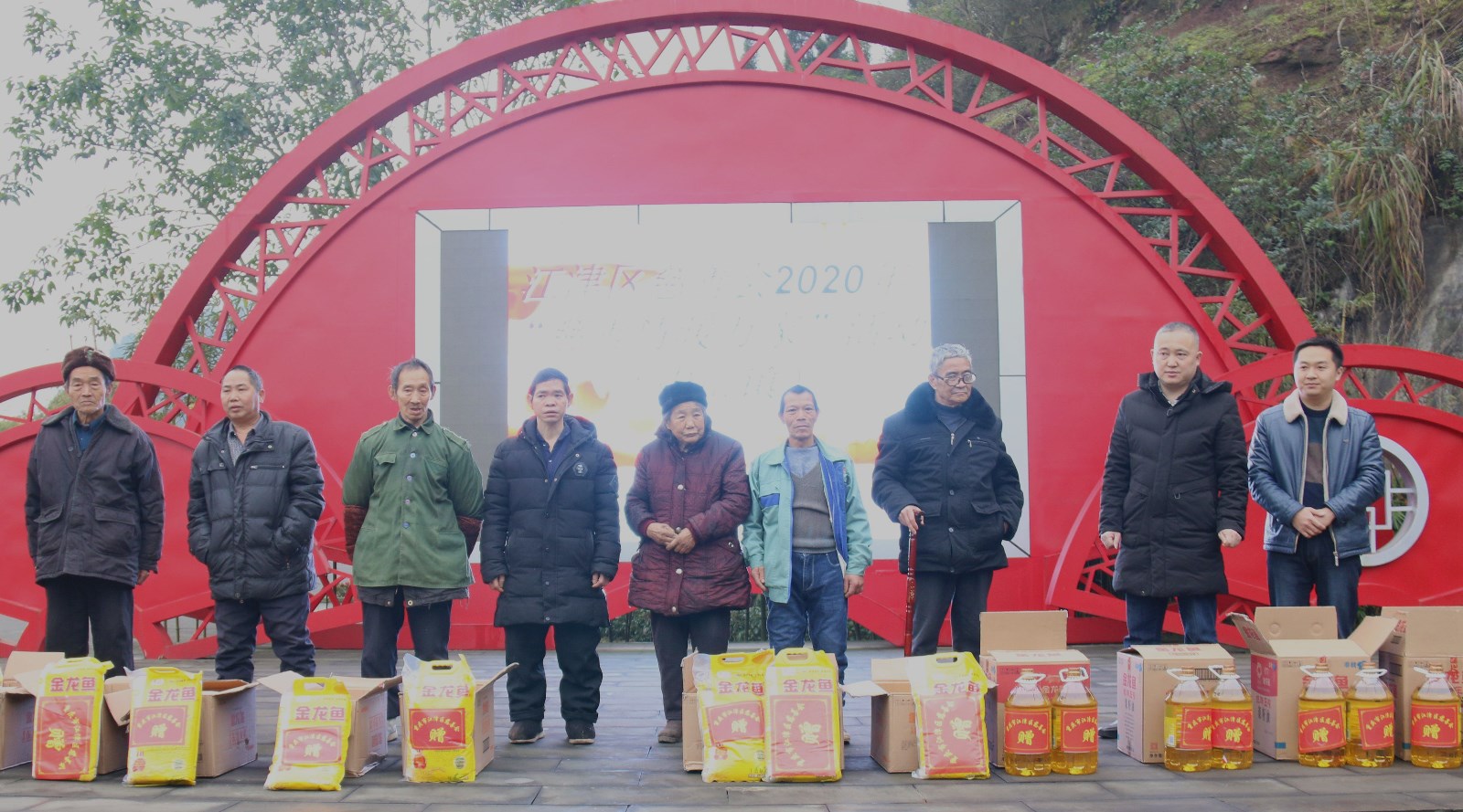 发放慰问品.jpg