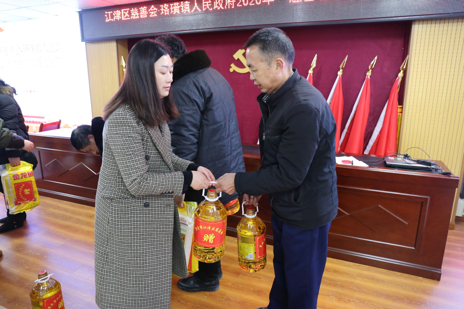 发放慰问物资.JPG