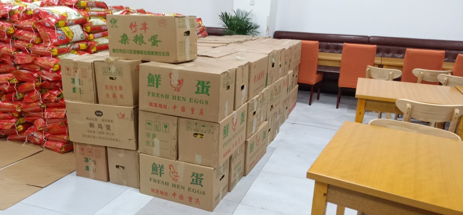 柯氏家族捐赠鲜鸡蛋.jpg