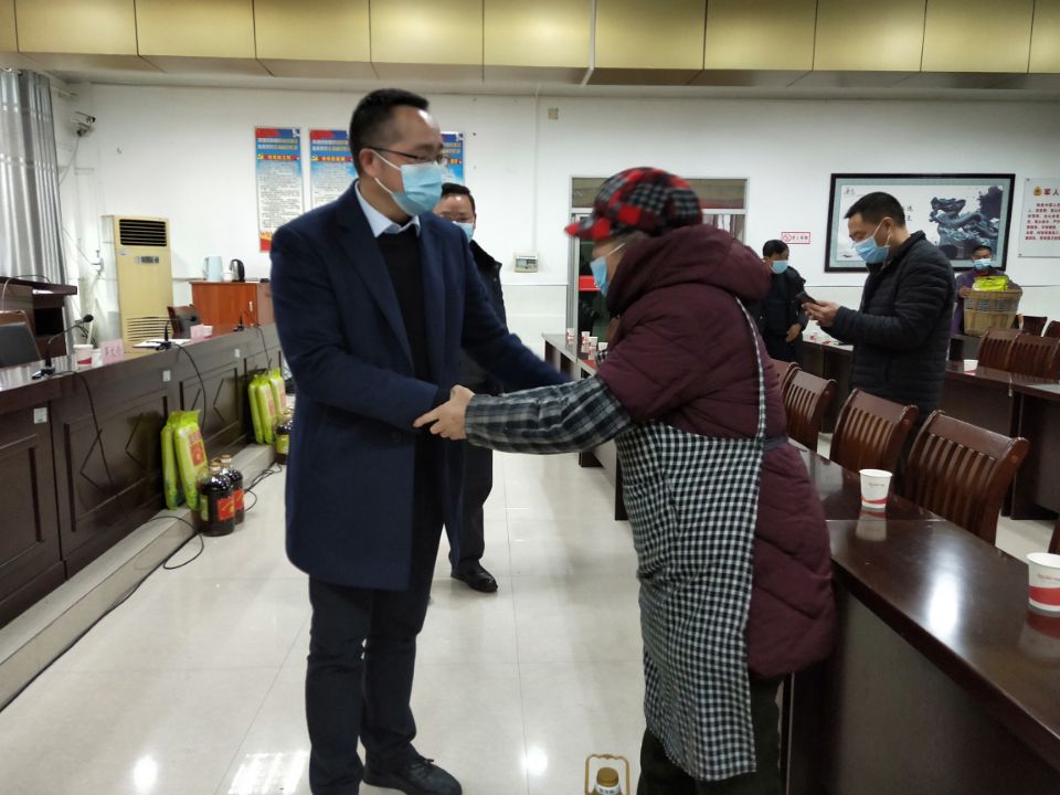 区慈善会2022年“慈善情暖万家”活动启动发放仪式.jpg